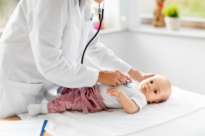 Examens médicaux de bébé