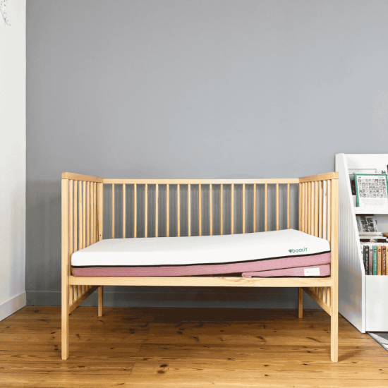 Matelas bébé Tiny rose + plan incliné