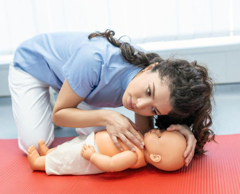 Suspicion de mort subite du nourrisson : les gestes de premier secours pour votre bébé