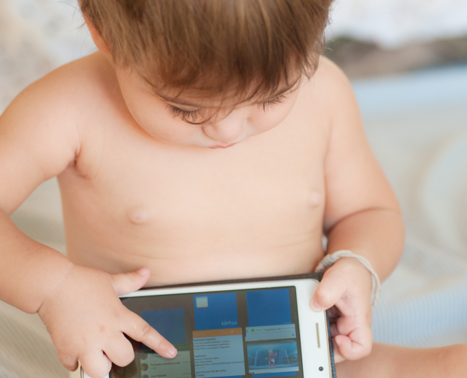 Pantallas y bebés: ¿qué dicen los expertos?