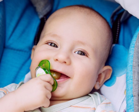 Donner une tétine à bébé dès la naissance : bonne ou mauvaise idée ?