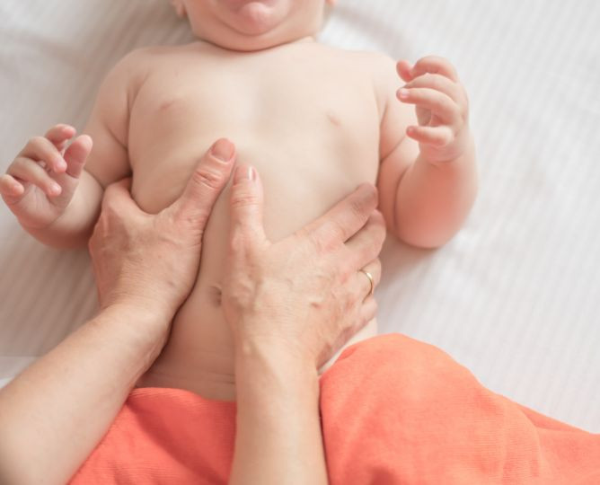 ¿Cuáles son los remedios naturales para aliviar los cólicos del bebé?