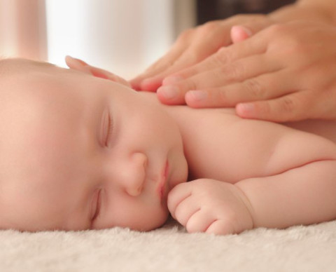 Pourquoi et comment réaliser un massage bébé ?