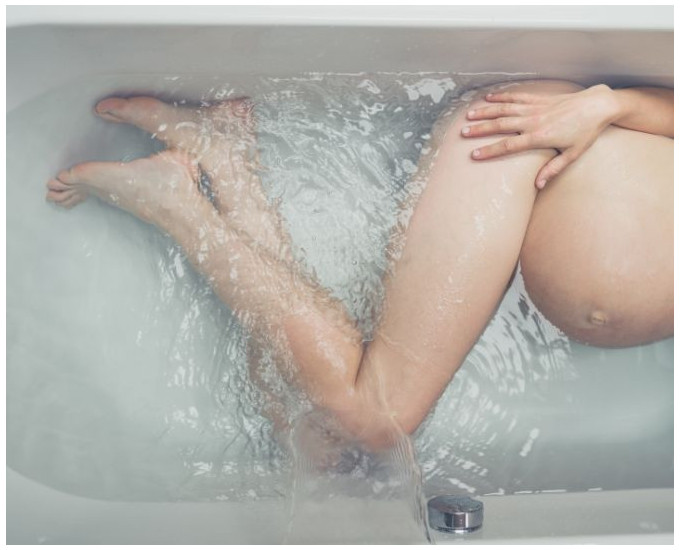 Embarazo y baño: todo lo que hay que saber para disfrutar de sus beneficios sin riesgos