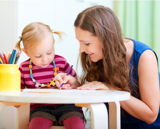 Devenir nounou à domicile : faut-il un agrément pour exercer ce métier ? 