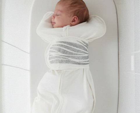 Emmaillotage bébé : jusqu'à quel âge pratiquer cette technique ?