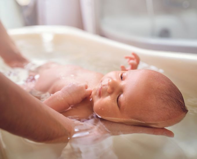 Bébé Dans Le Bain Prendre Une Douche