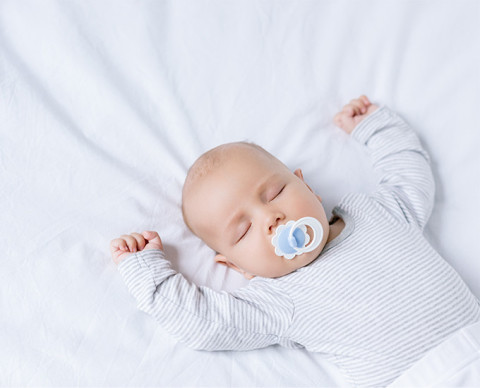A quel âge bébé peut-il dormir sur le ventre ? Conseils et précautions 