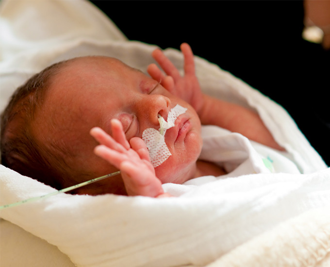 Parents d’un bébé né prématuré : conseils et ressources pour traverser cette épreuve