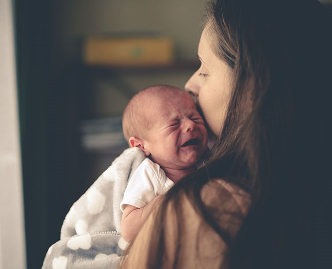 Coliques du nourrisson et pleurs de bébé le soir 