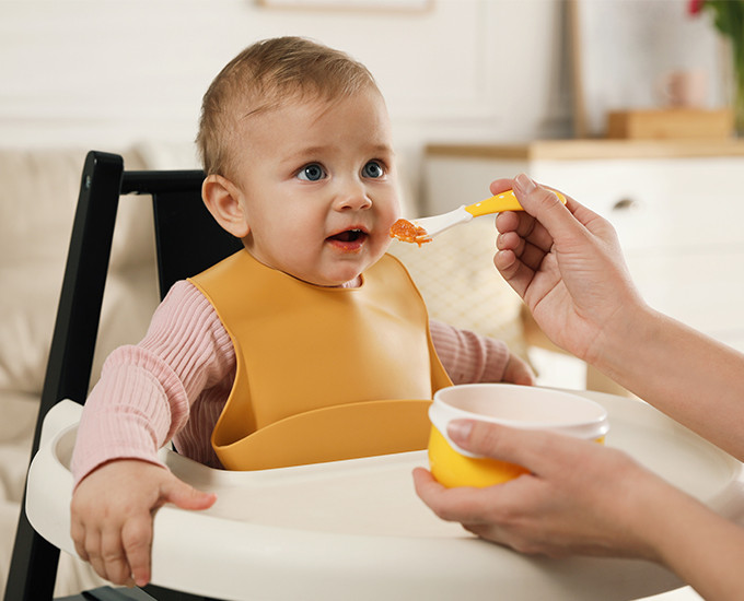 Diversification alimentaire de bébé : par quels aliments commencer ? 